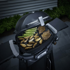 Bild på Weber® Grill ‘n Go-lampa  Q 3200N+, Weber Traveler och Lumin